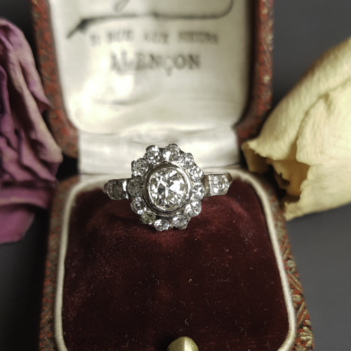 Bague pompadour or gris et diamants