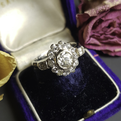 Bague pompadour or gris et diamants